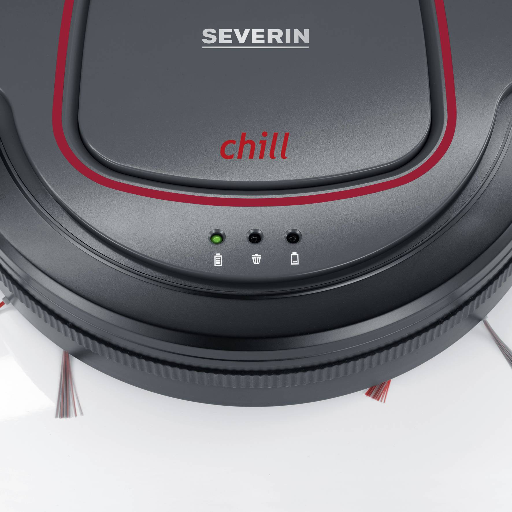 "Okrugli robotski usisavač marke Severin s natpisom "chill". Vidljive su tri kontrolne lampice."