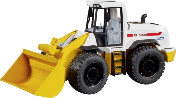 Igračka utovarivač sa žutom lopaticom i velikim crnim gumama, model 'XL 5000', na bijeloj pozadini.