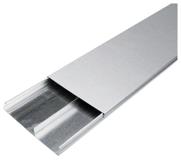 Srebrni metalni kanal koji se koristi za upravljanje kabelima.