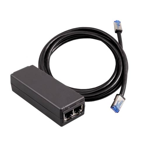 Crni mrežni adapter s dva Ethernet priključka i dugim crnim kabelom s plavim utičnicama.