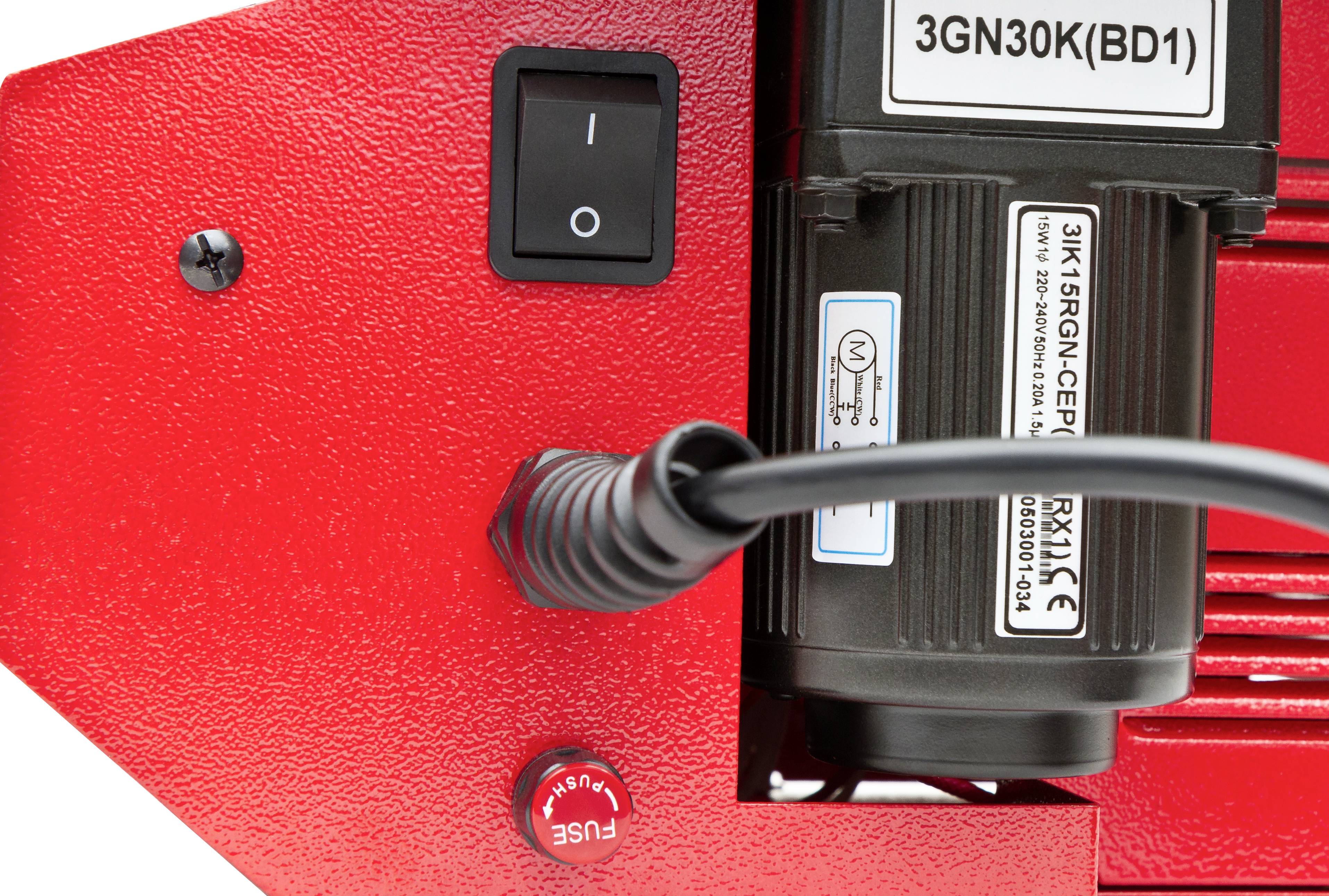 Crvena površina s velikim crnim prekidačem i oznakom '3GN30K(BD1)'. Crni kabel ide od uređaja.