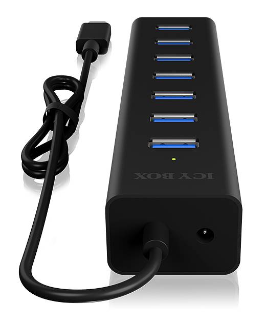 Crni USB hub sa sedam USB priključaka, priključenim kabelom i malim LED indikatorom na vrhu.