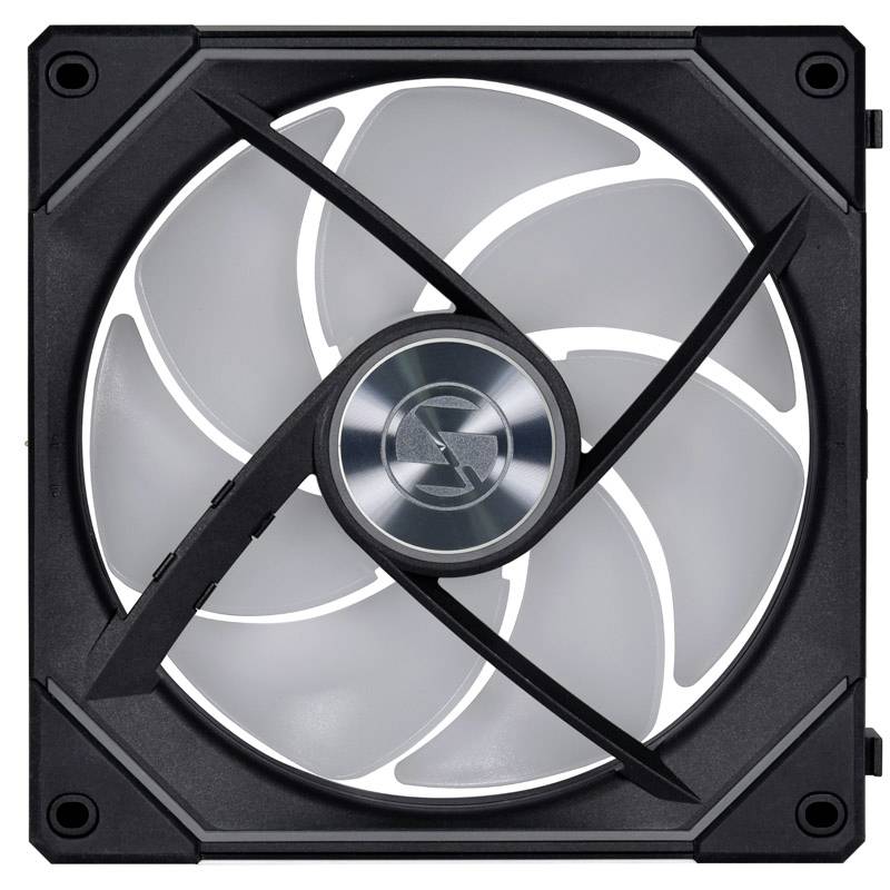 Kvadratni računalni ventilator sa sedam zakrivljenih, polutransparentnih krila i crnim okvirom. Središnja srebrna glavčina.