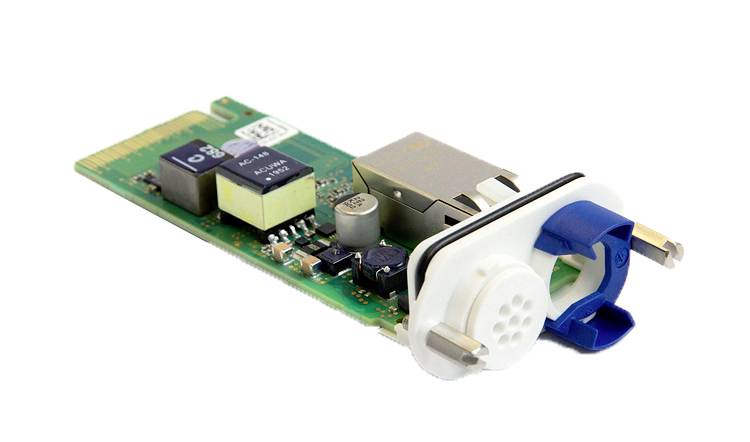 Elektronička tiskana pločica s različitim elektroničkim komponentama i Ethernet priključkom.