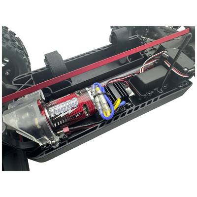 Detaljan snimak daljinski upravljanog automobila s otvorenim šassijem koji prikazuje motor s natpisom 'Turbo' i elektroničke komponente.