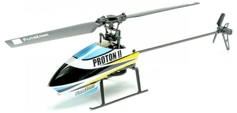 Modelni helikopter 'PROTON II' od FliteZone-a, plavo, žuto i crno obojen, rotirajući glavni i repni rotori, na postolju za slijetanje.