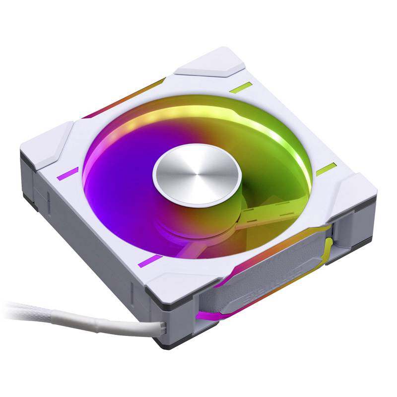Bijeli računalni ventilator s RGB osvjetljenjem prikazuje sjajne duginih boja. Kabel povezuje ventilator s uređajem.