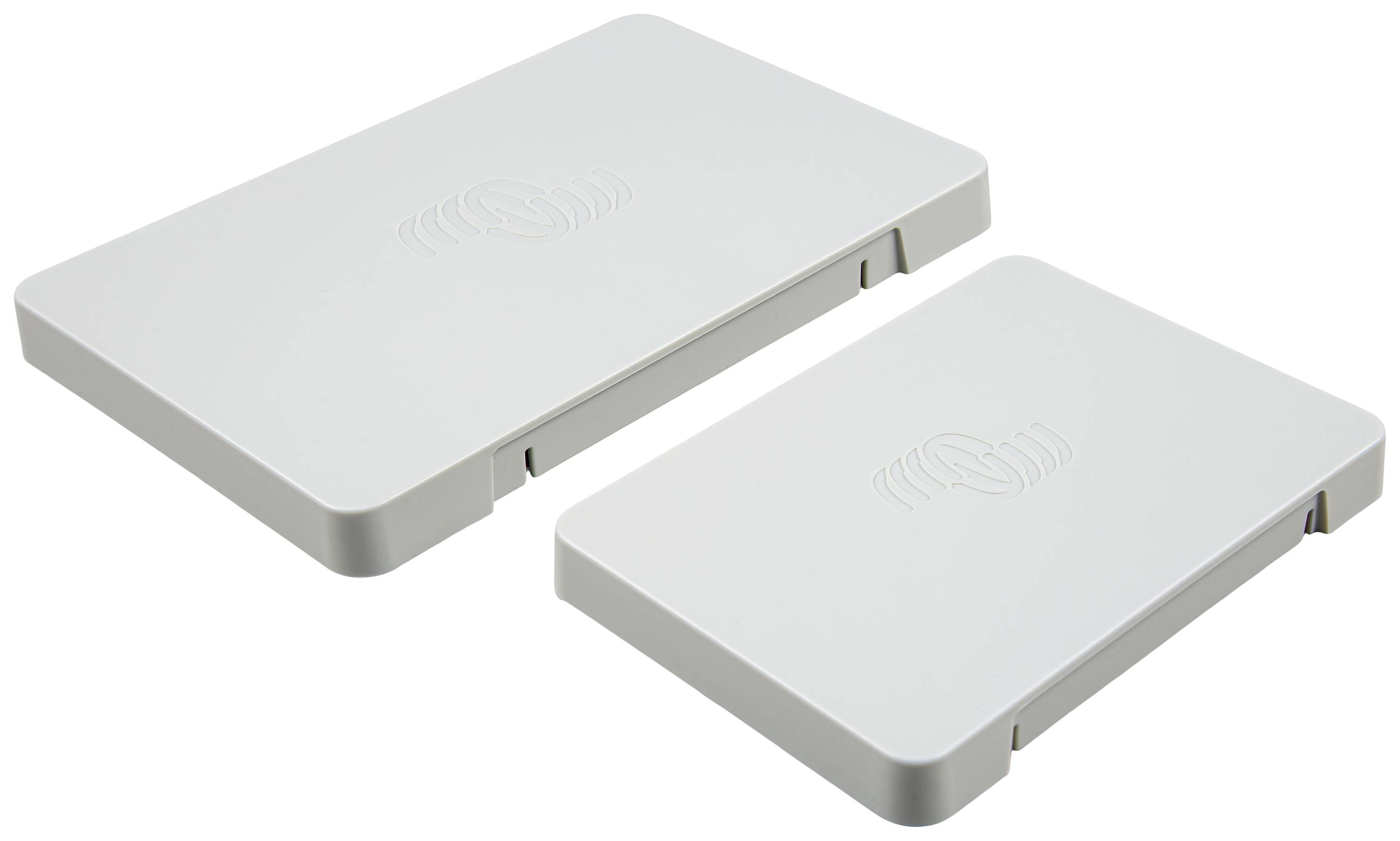 Dva bijela RFID čitača položena jedan do drugoga, pravokutnog i ravnog oblika, s ugravljenim RFID simbolom na površini.