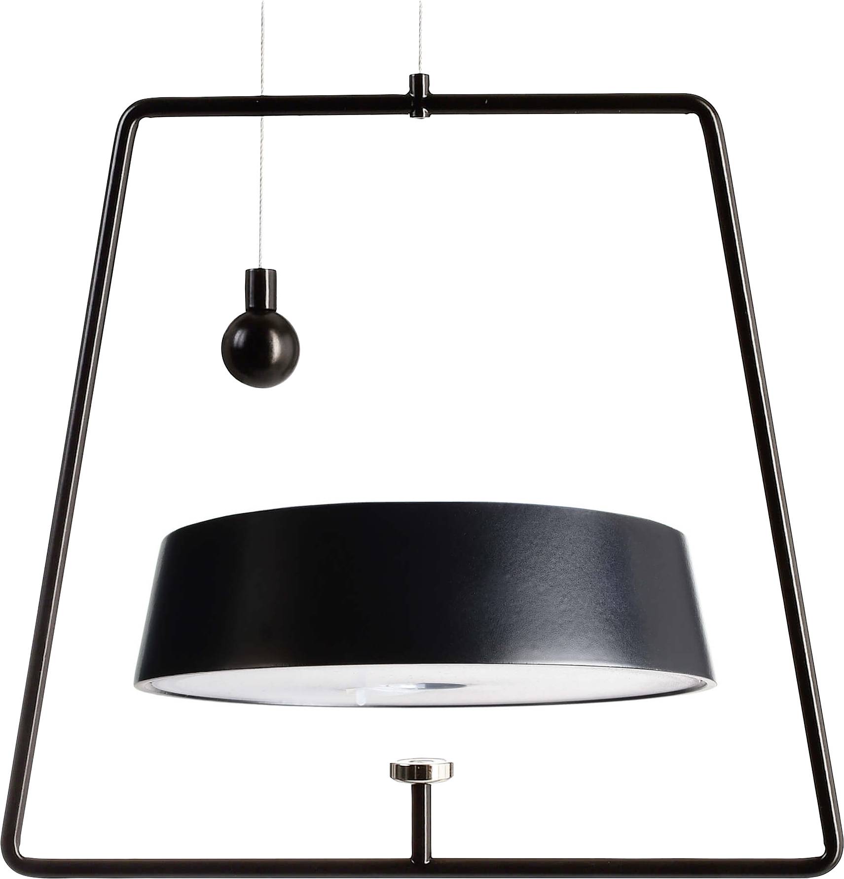 Crna, moderna viseća lampa s kosim sjenilom i kuglastim protuutegom. Visi na dva tanka žica.
