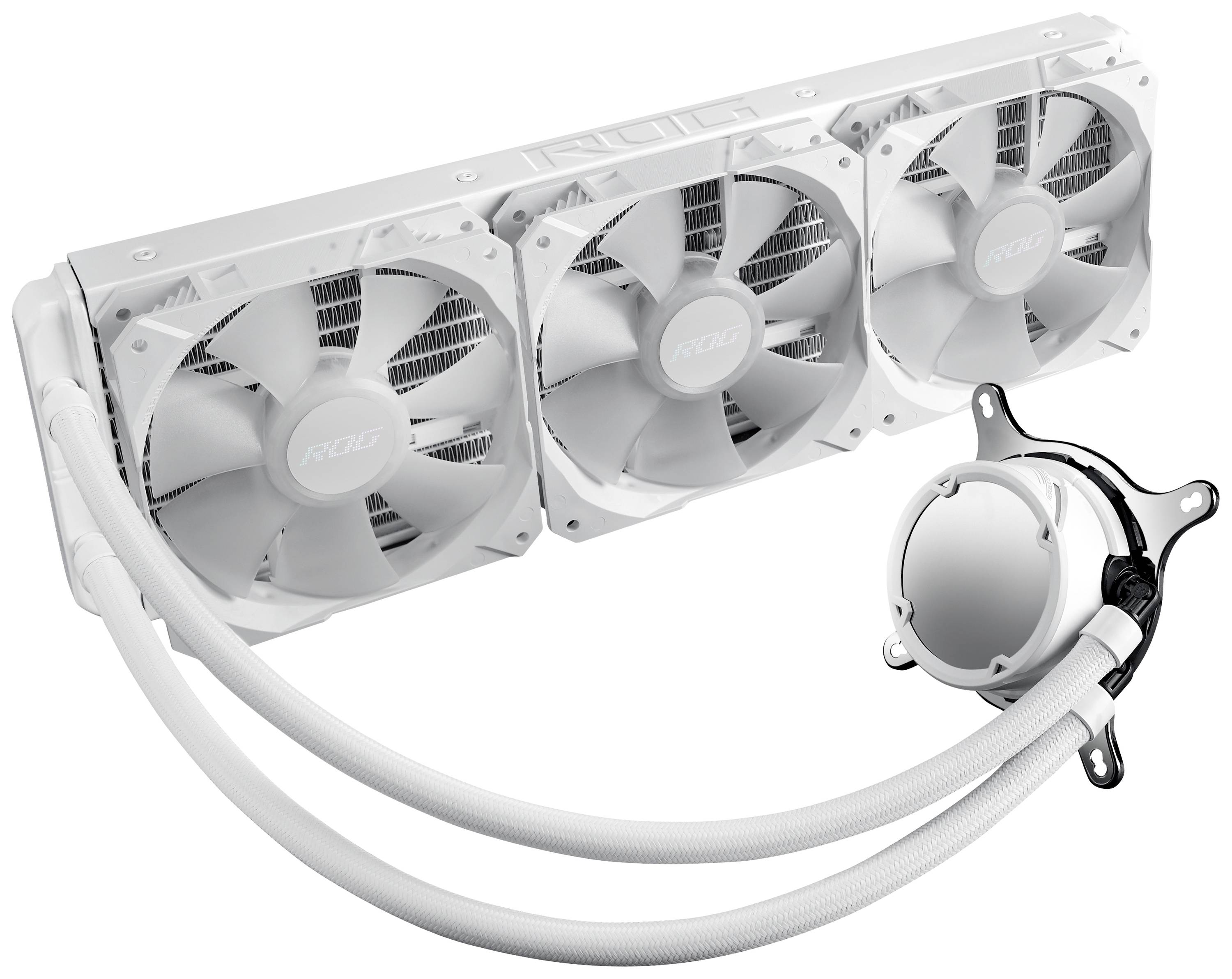 Trostruki bijeli radijator s ventilatorima i cijevima, pripada sustavu vodenog hlađenja računala.