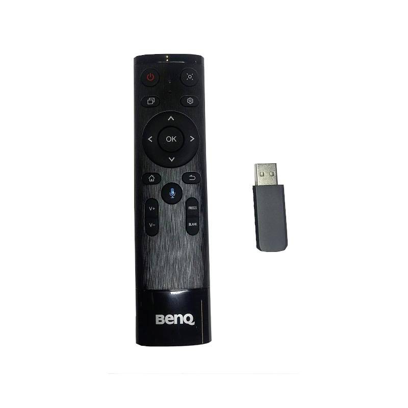 Crna daljinska upravljač s USB donglem od BenQ-a. Daljinski upravljač ima tipke za uključivanje/isključivanje, glasnoću, izbornik i navigaciju.