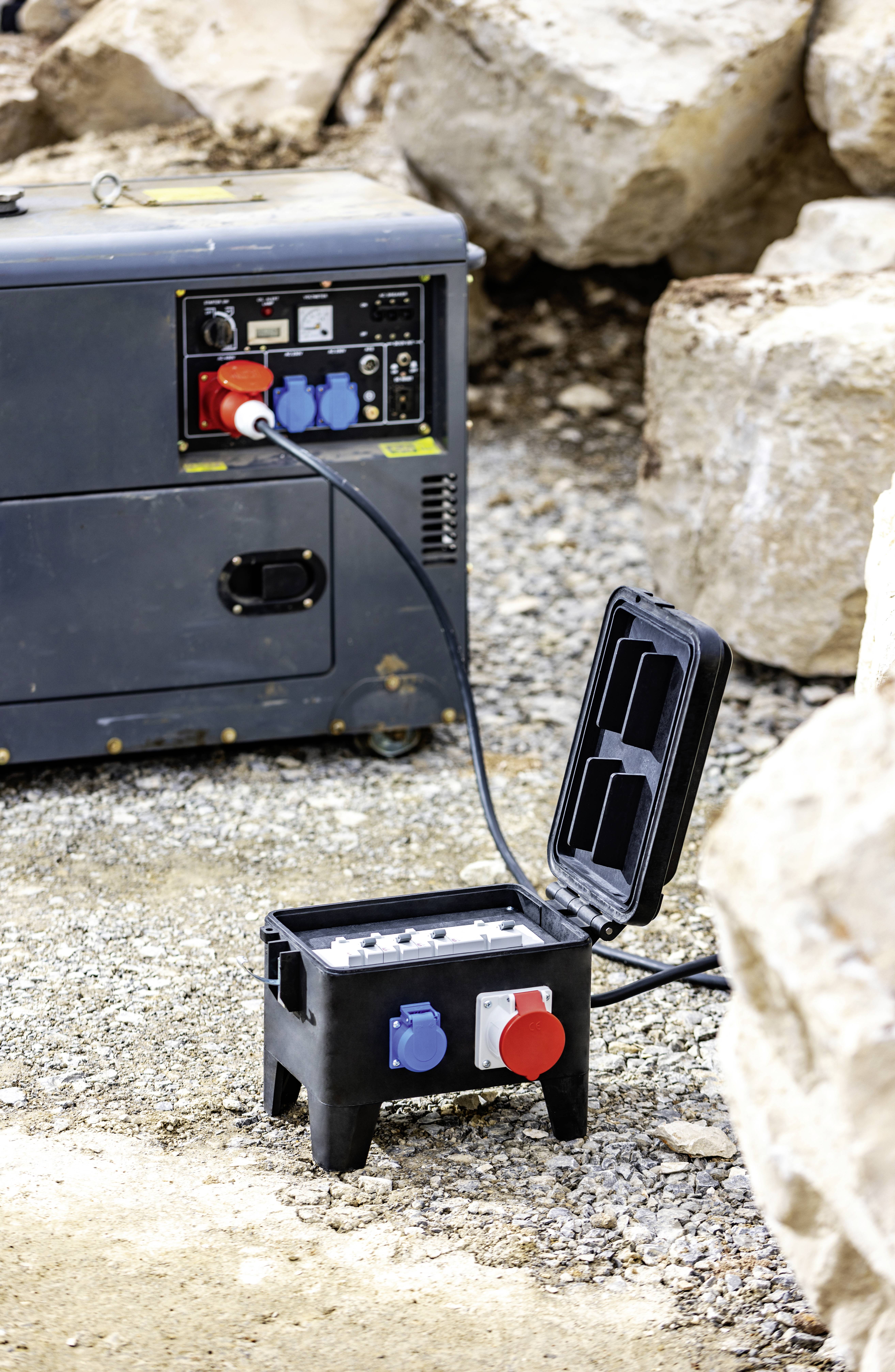Prijenosni razvodnik struje s više utičnica spojen je na generator kako bi se osigurao električni napon na gradilištu.