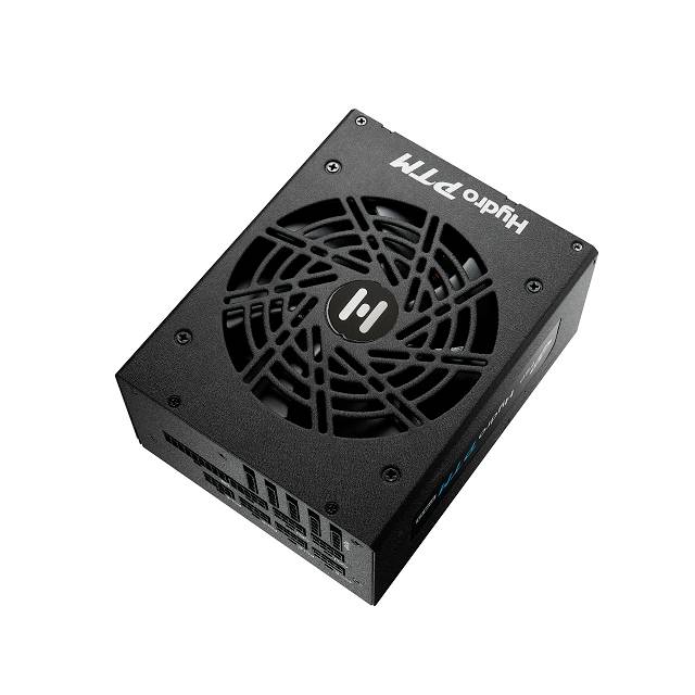 Crni PC napajanje s ventilatorom gore, priključci kabela sa strane, bijeli natpis 'Hydro PTM' na vrhu.