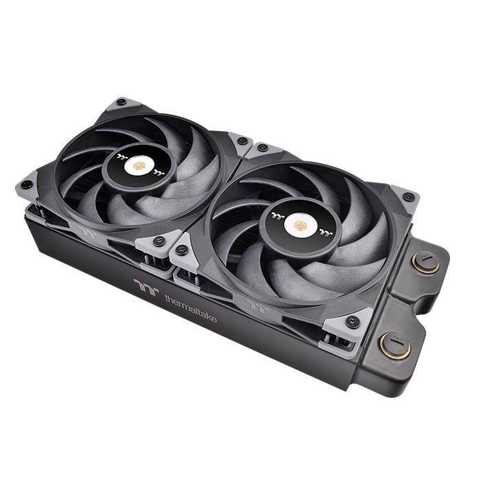 Crni računalni ventilator s dva velika, okrugla ventilatora i markom Thermaltake sa strane.