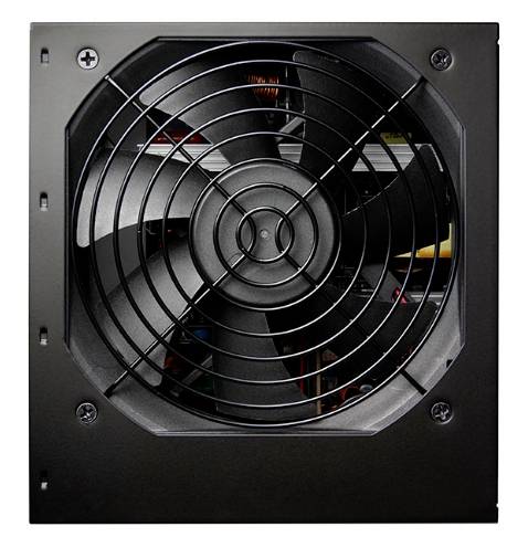 Crni računalni ventilator s metalnom rešetkom na prednjoj strani. Unutar njega su vidljiva krilca ventilatora i kabeli.