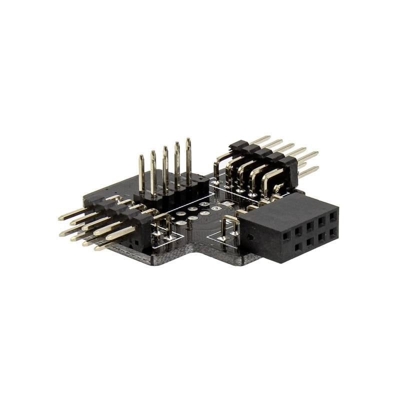 Crni konektorski adapter s više pinova, koristi se za spajanje elektroničkih komponenata na tisknoj pločici.
