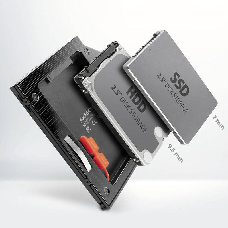 2,5-inčni tvrdi disk (HDD) i SSD prikazani su u adapterskom okviru koji se može ugraditi u kućište računala.