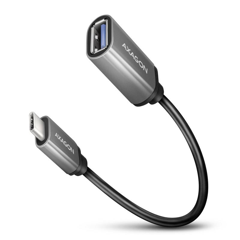 USB-C na USB-A adapter sa srebrnim kućištem i crnim kablom. Adapter omogućava povezivanje između USB-C i USB-A uređaja.