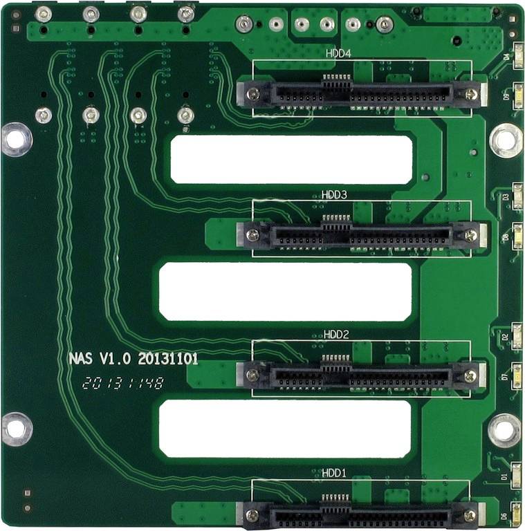 "NAS V1.0" ploča sa četiri HDD sučelja, označena kao HDD1 do HDD4. Datum ispisa: 20131101, serijski broj dolje lijevo.