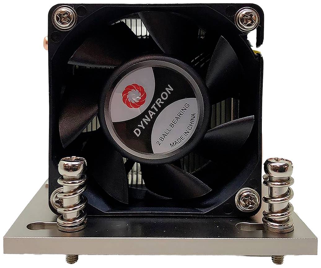 Crni ventilator za računalo tvrtke Dynatron na metalnom nosaču s dvije opruge, vidljive su lopatice rotora i logotip.