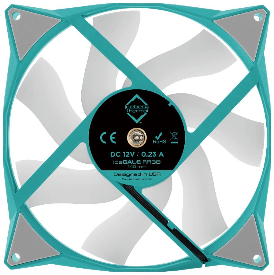 Tirkizni računalni ventilator s bijelim rotorom od 140 mm. Centralno je postavljen natpis s tehničkim specifikacijama i imenom marke.