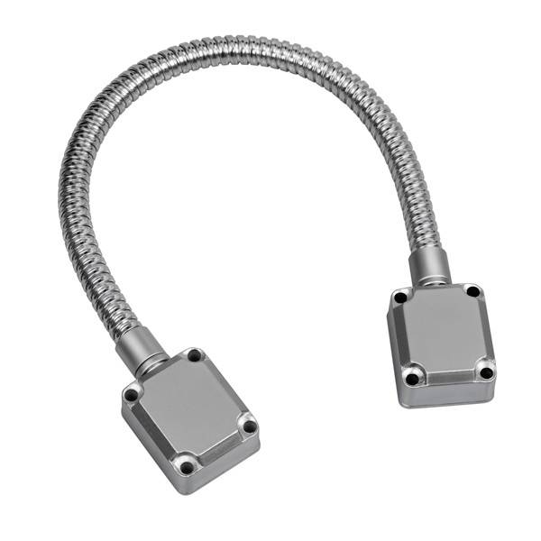 Fleksibilna, metalna zaštitna cijev sa kvadratnim priključcima na oba kraja, pogodna za ugradnju elektroničkih komponenti.