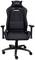Crni gaming stolac s naslonom za glavu i lumbalnom potporom, podesivim naslonicima za ruke, visokim naslonom i pet kotačića.