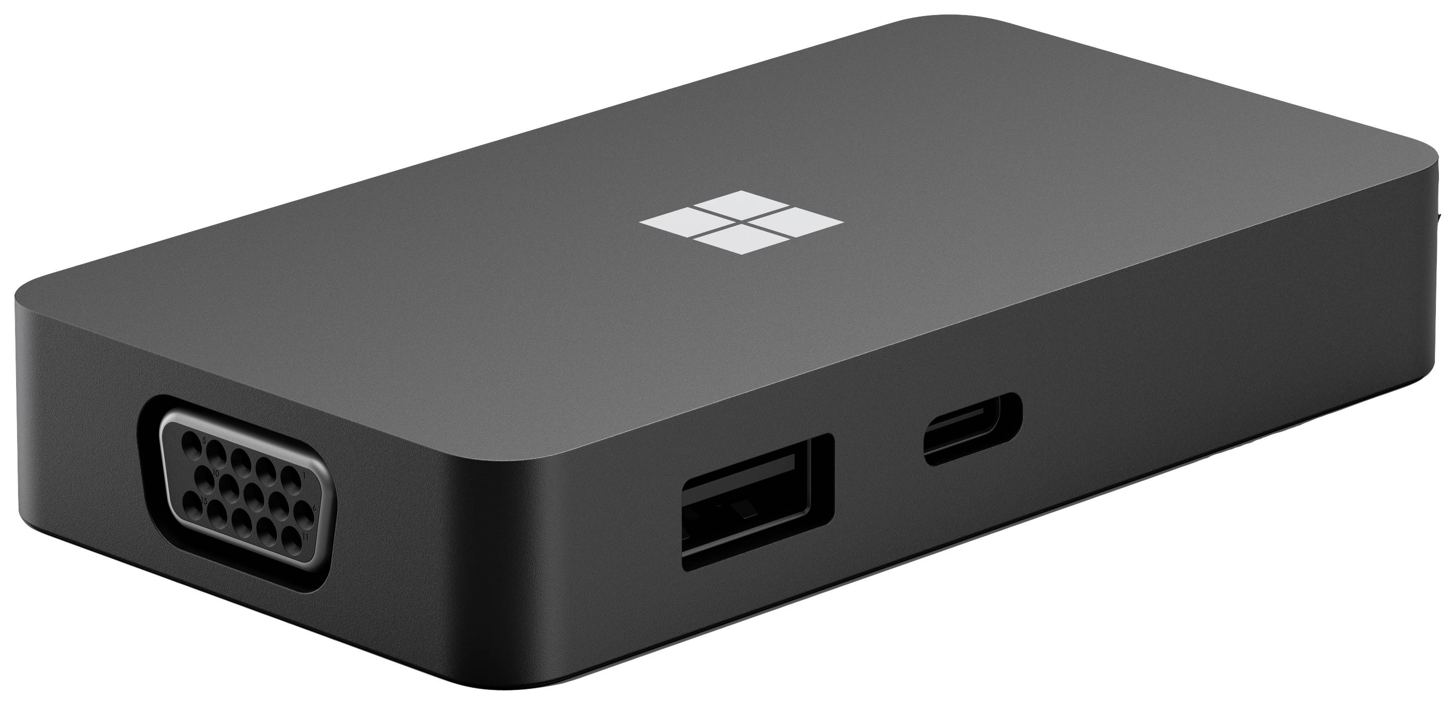 Crni adapter s više priključaka: VGA, USB-A, USB-C. Logo na gornjoj strani. Pogodan za povezivanje vanjskih uređaja.