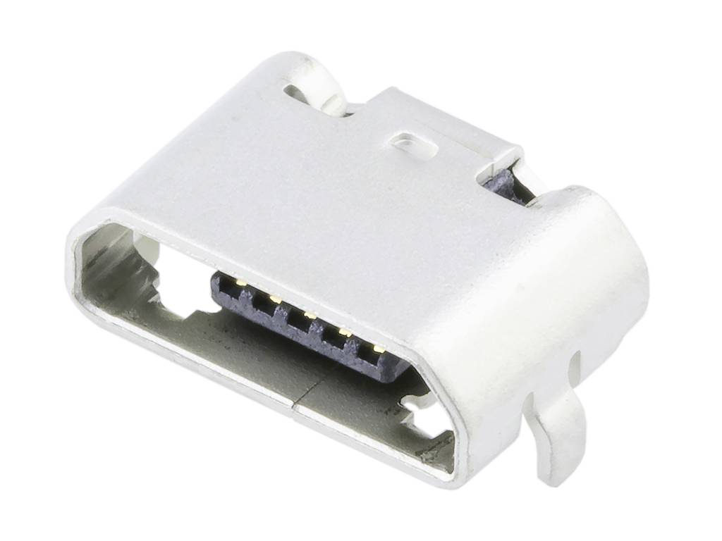 Srebrni USB-C utikač s više pinova, položen na bijeloj pozadini.