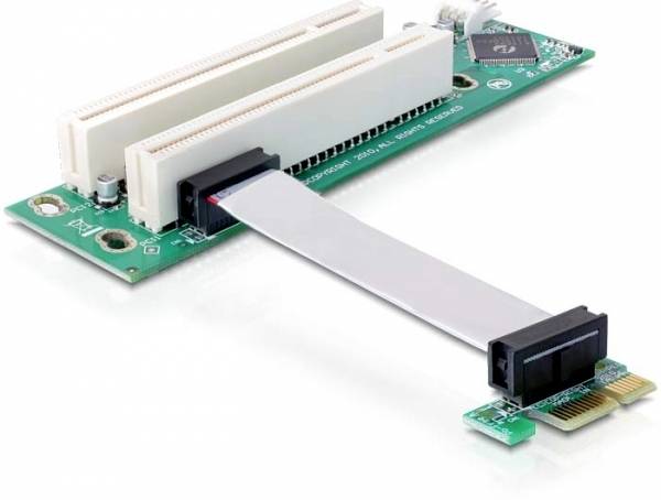 Pod kutom savijen PCIe riser adapter s fleksibilnim kabelom koji povezuje malu tiskanu pločicu s većim utičnim mjestom.