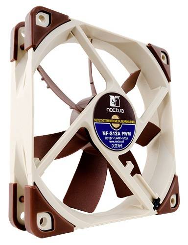 Kvadratni PC ventilator tvrtke Noctua u bež i smeđoj boji, model 'NF-S12A PWM', poznat po tihom radu.