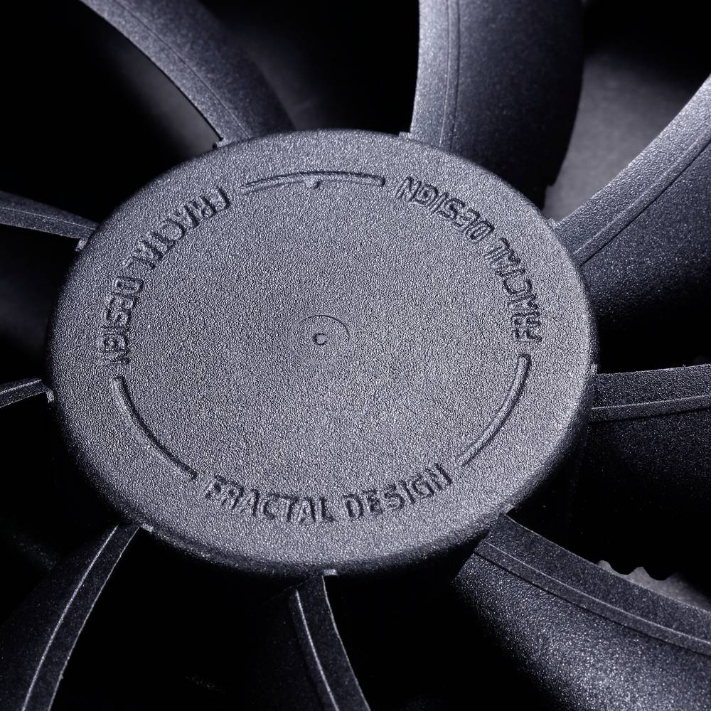Bliski kadar ventilatora s natpisom 'FRACTAL DESIGN'. Lopatice ventilatora su crne i ravnomjerno raspoređene.