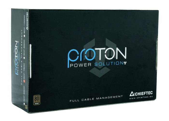 Crna ambalaža napajanja PC marke 'Proton Power Solution' od Chiefteca, s napomenom o potpunom upravljanju kabelima i 80 Plus certifikacijom.