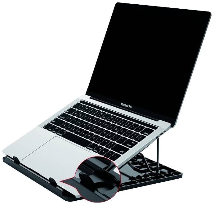 Srebrni prijenosnik leži na crnom podesivom stalku koji povišava zaslon i omogućava ergonomsko pozicioniranje.