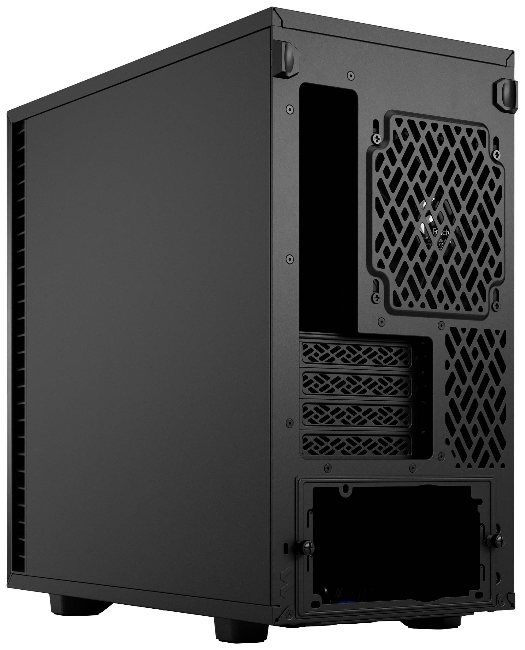Crno kućište PC-a, pogled straga s rešetkom za ventilaciju i nekoliko prostora za proširenja.