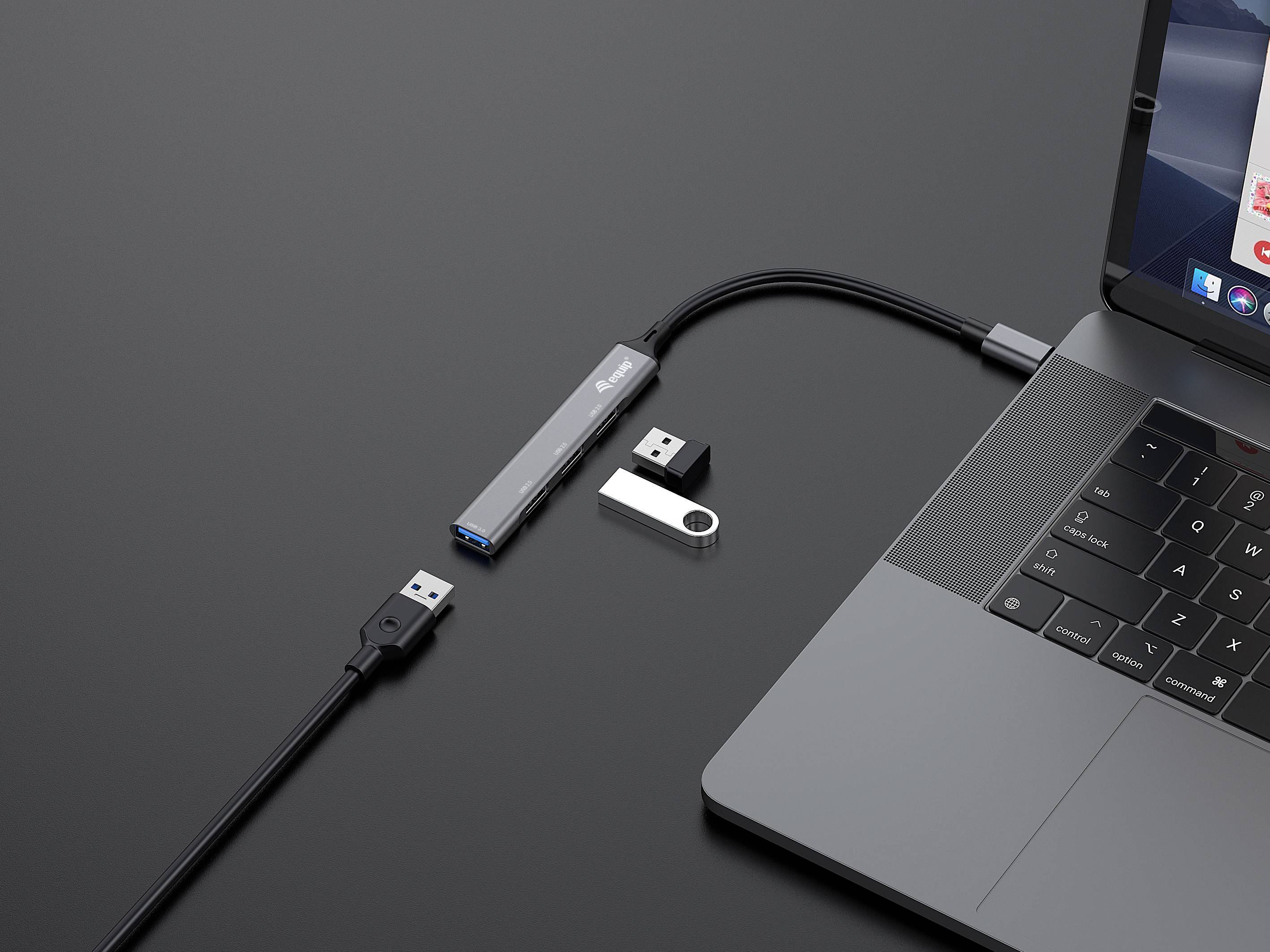 Prijenosno računalo s priključenim USB čvorištem. Dva USB stick-a uključena su u čvorište. Prijenosno računalo ima moderan dizajn.