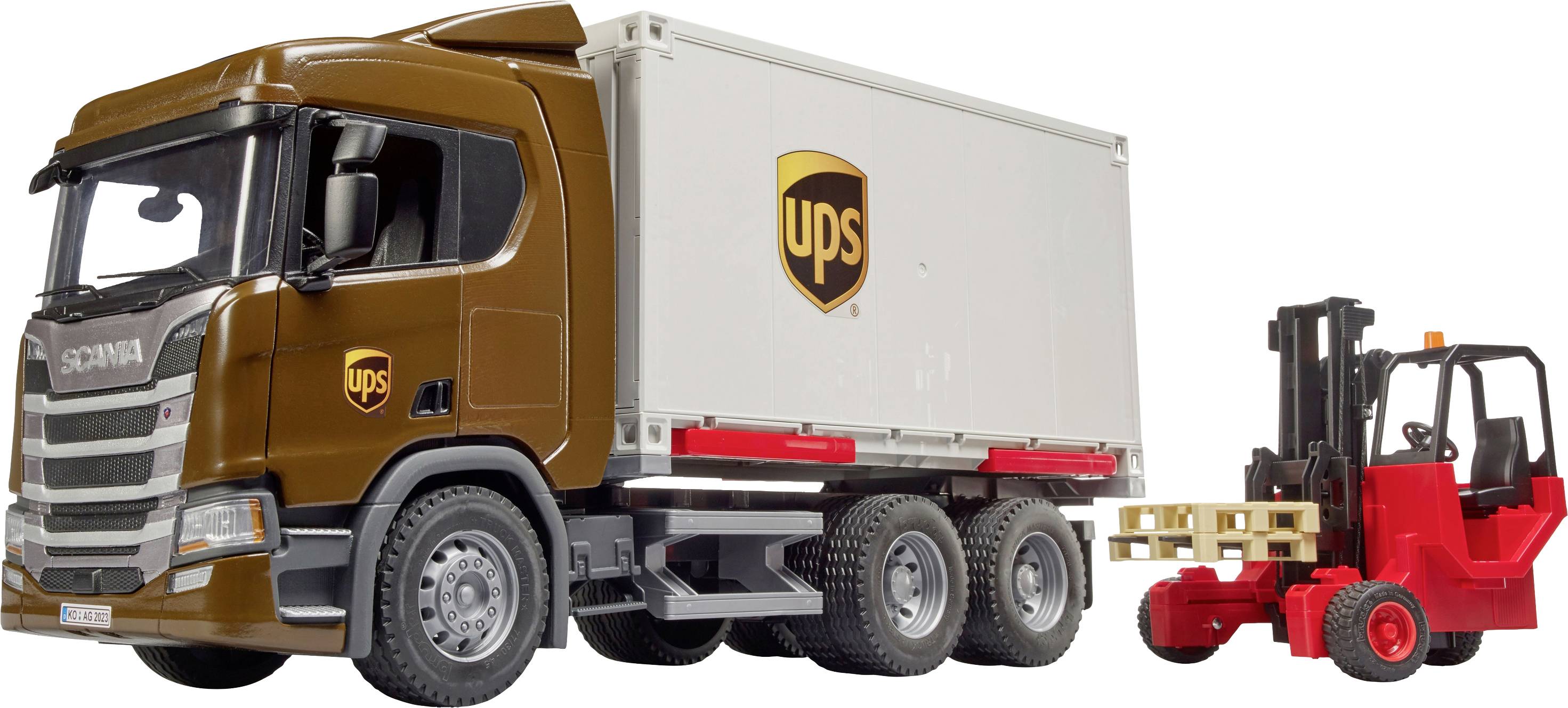 Smeđi UPS-kamion pokraj crvenog viličara s paletom. Glavna tema je transport i prikaz logistike.