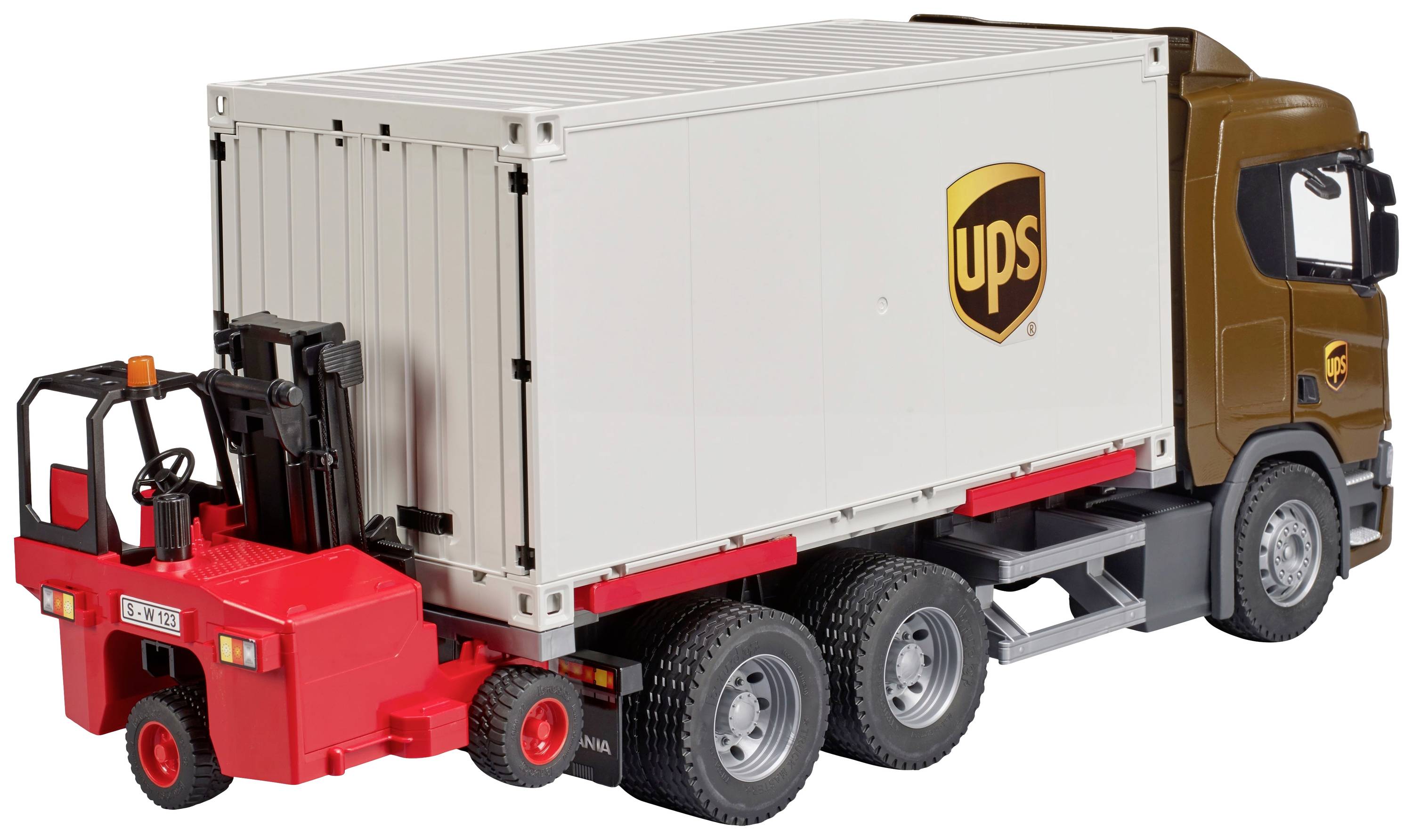 Smeđi kamion s bijelim kontejnerom i UPS logotipom. Crveni viličar je pričvršćen na stražnji dio kamiona.