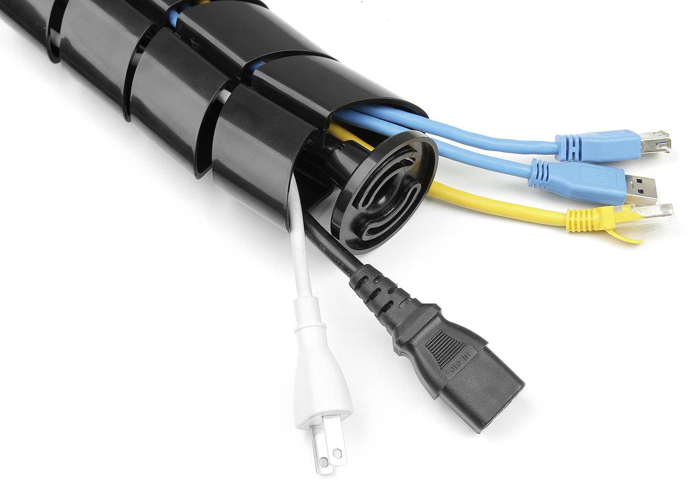 Više kablova, uključujući električni kabel i dva mrežna kabela, organizirani su u crnom kabelskom omotu.
