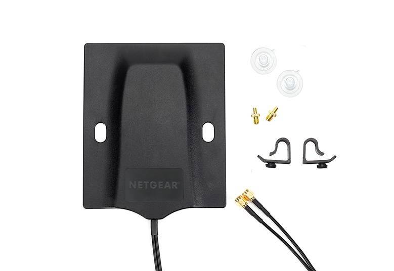 Crna antena s Netgear logotipom, dva kabela, dva vakuumska prianjača i dvije montažne spajalice, pogodna za ugradnju ili proširenje uređaja.