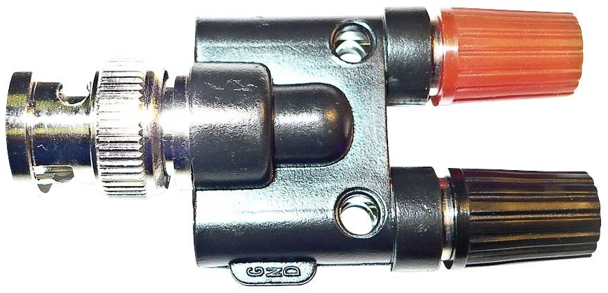 BNC adapter s dvije zvučničke stezaljke u crvenoj i crnoj boji za spajanje elektroničkih komponenti ili audio uređaja.