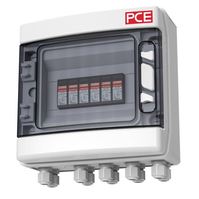 Električni razvodni ormar s prozirnim kućištem, unutra su vidljivi različiti sklopni elementi. Crveni logotip 'PCE' gore desno.