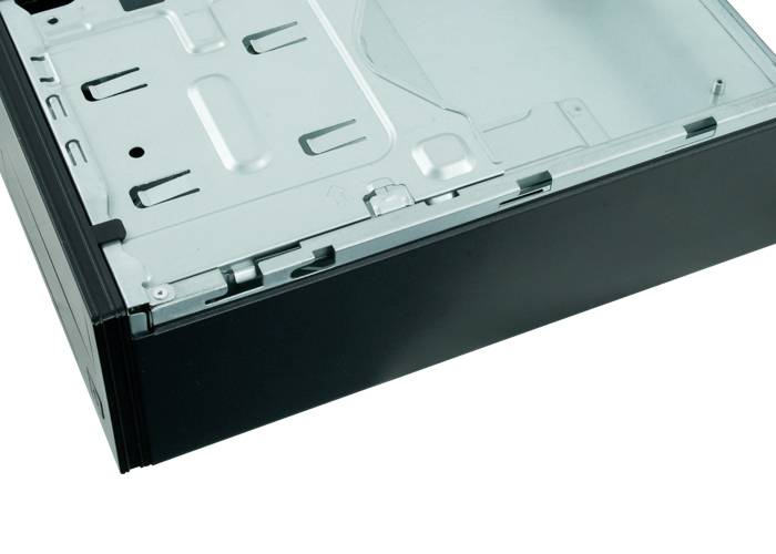 Dio otvorenog računalnog kućišta koji prikazuje metalnu unutarnju strukturu. Bez vidljivih elektroničkih komponenti.