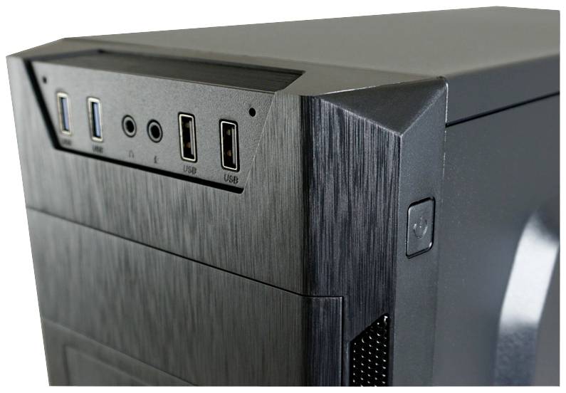 Računalno kućište od metala s nekoliko USB priključaka i audio priključaka na prednjoj strani, pogled odozgo s desne strane.