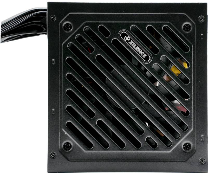 Crni računalni mrežni napajač s rešetkom ventilatora i snopom kabela s lijeve strane. Vidljivi vijci na svim uglovima.