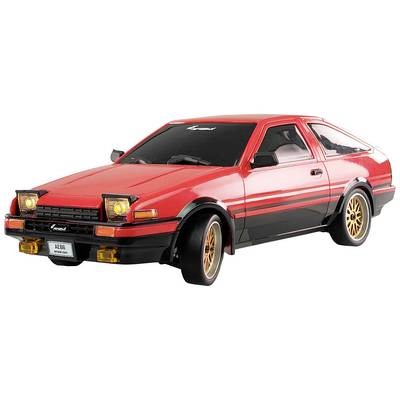 Crveni sportski coupe s podiznim prednjim svjetlima i zlatnim naplatcima. Model 'AE86' na registarskim pločicama. Parkiran čeonim dijelom okrenut prema kameri.