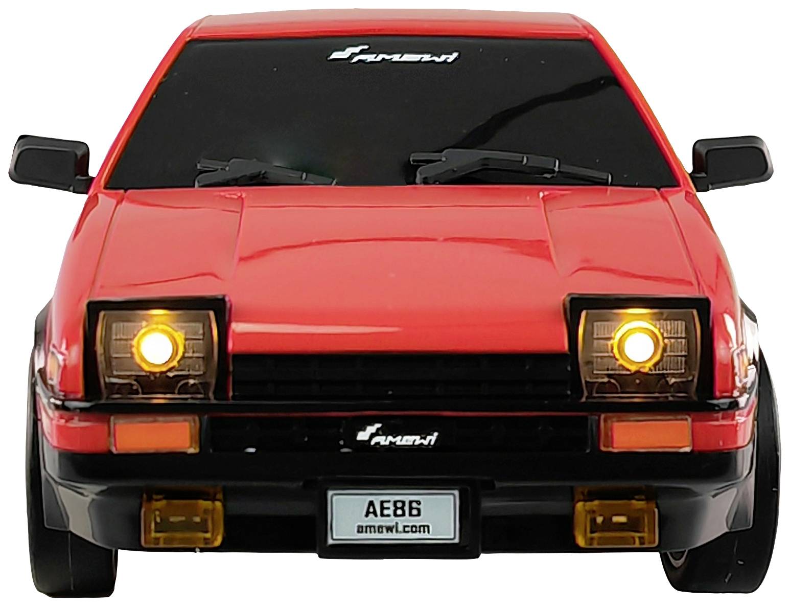 Crveni automobil sprijeda s osvjetljenim farovima i registarskom tablicama na kojima piše 'AE86'.