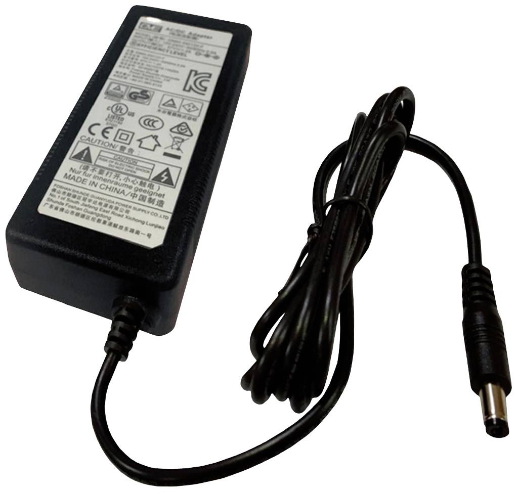 Crni mrežni adapter s mrežnim kabelom i utikačem. Na mrežnom adapteru su otisnute različite tehničke informacije i simboli.