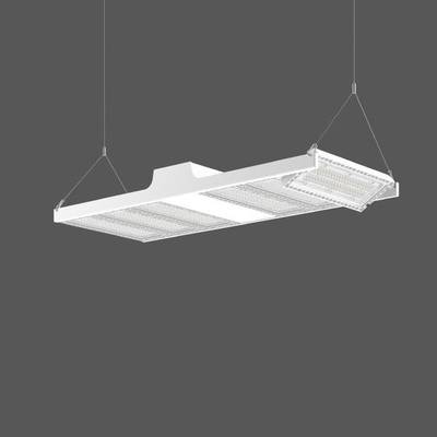 Viseća lampa pravokutnog, modernog dizajna izrađena od bijelog materijala. Visi na dva kabela s plafona i ima rešetkasti uzorak.