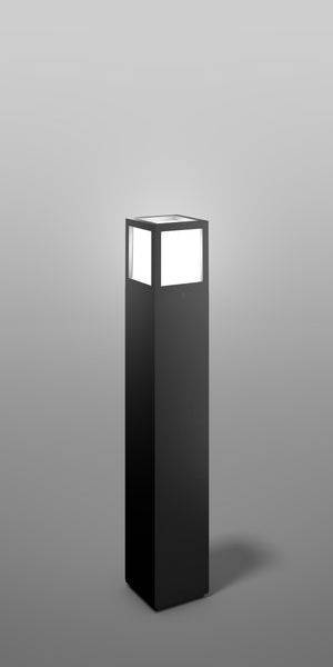 Moderna crna stojeća lampa s osvjetljenom kvadratnom glavom, smještena ispred sive pozadine.